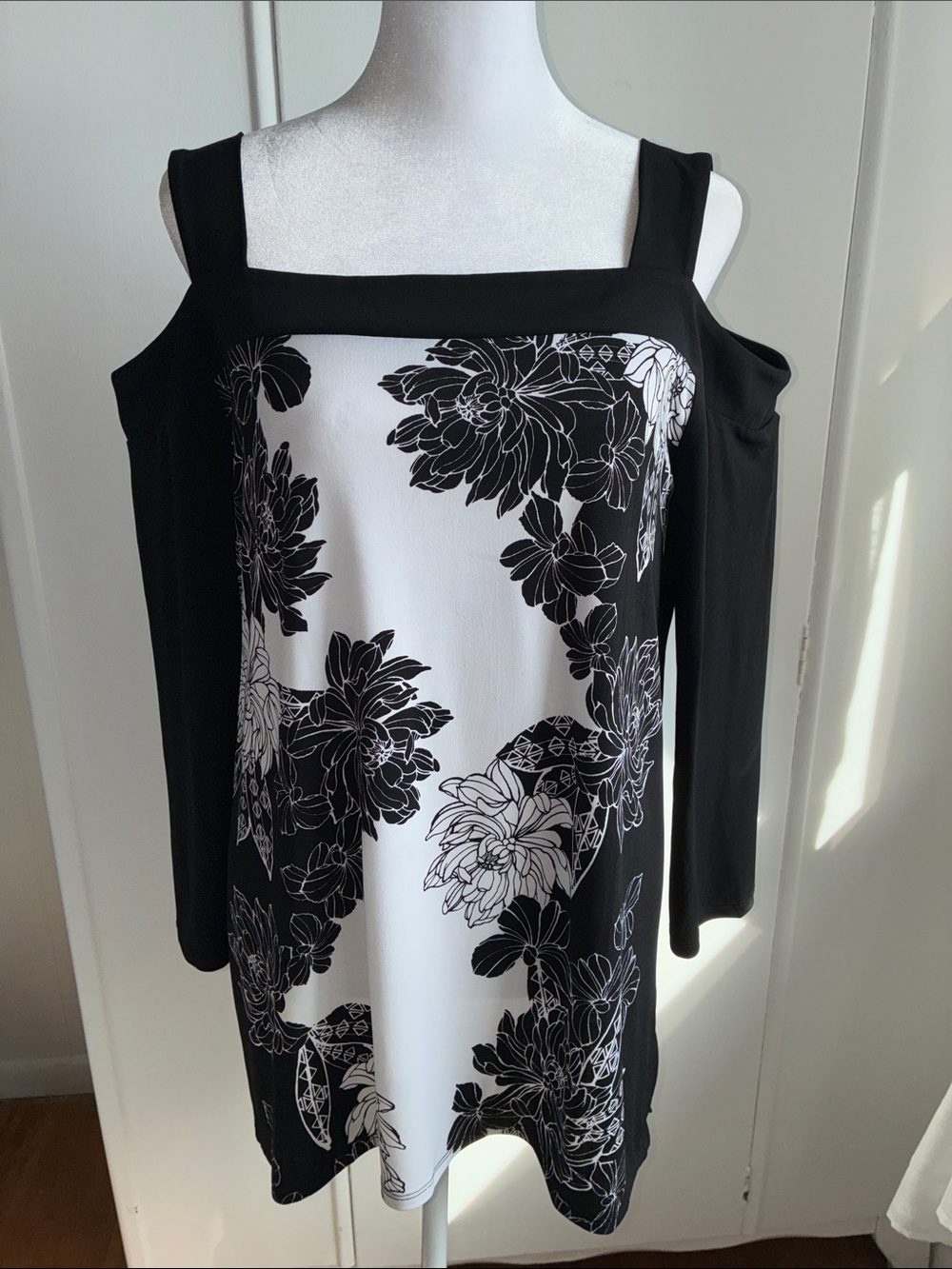 JM Collection Open Shoulder Knit Tunic Top in Black & White Floral Print, Large